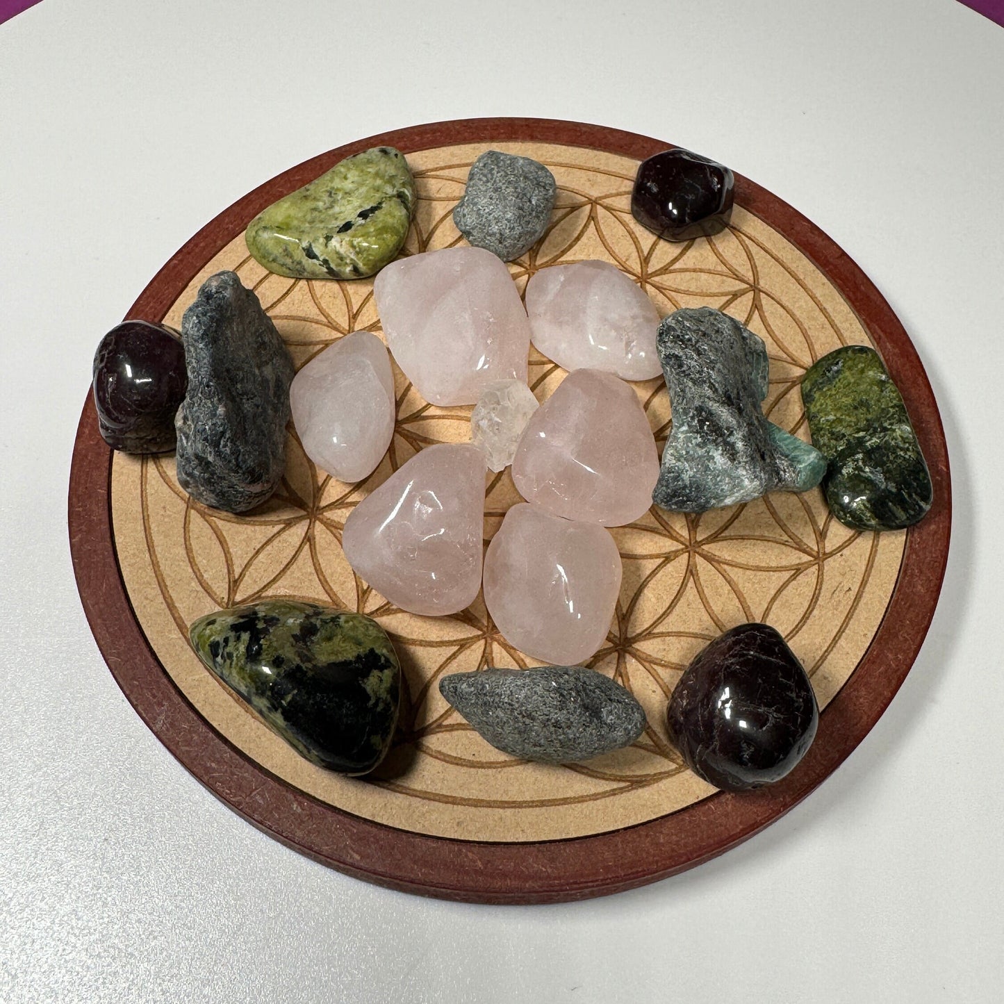 Crystal Grid and Stones for Love: Crystal, Rose Quartz, Emerald, Garnet, Jade