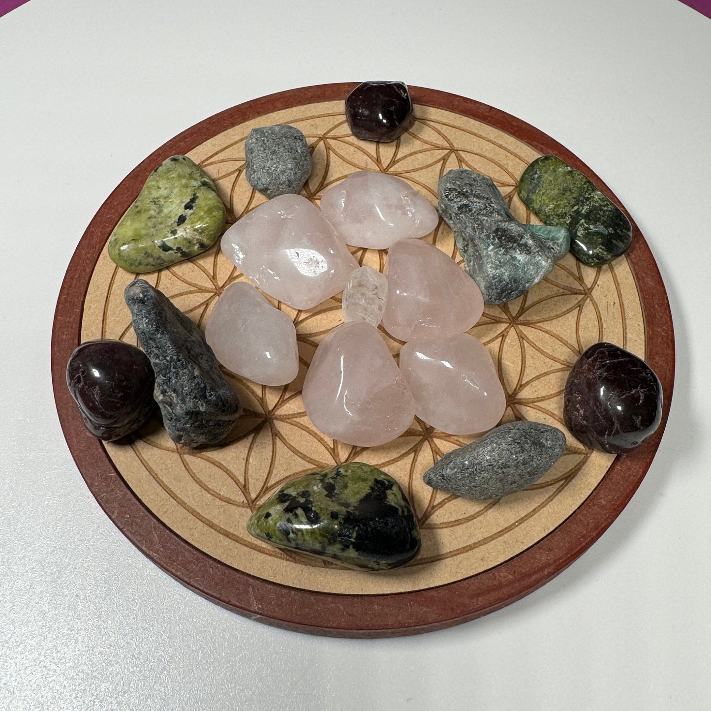 Crystal Grid and Stones for Love: Crystal, Rose Quartz, Emerald, Garnet, Jade