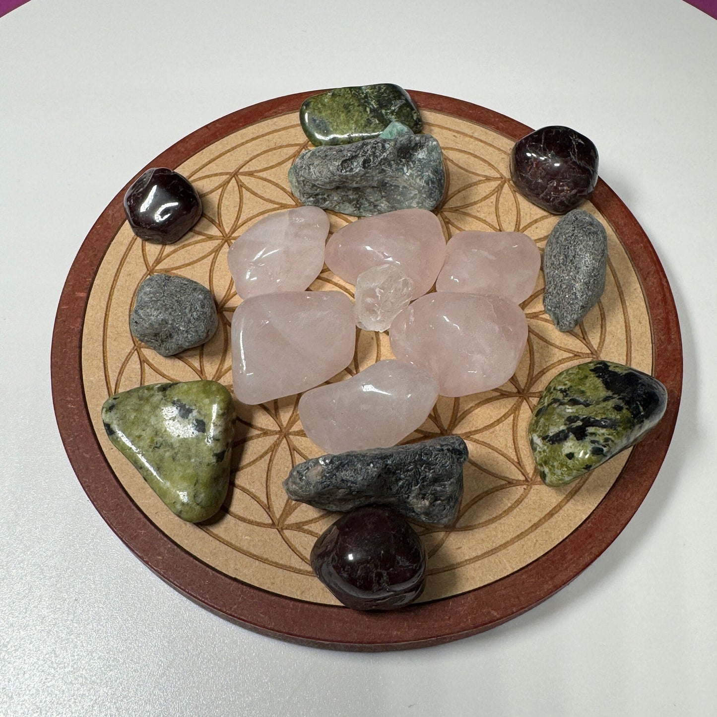 Crystal Grid and Stones for Love: Crystal, Rose Quartz, Emerald, Garnet, Jade