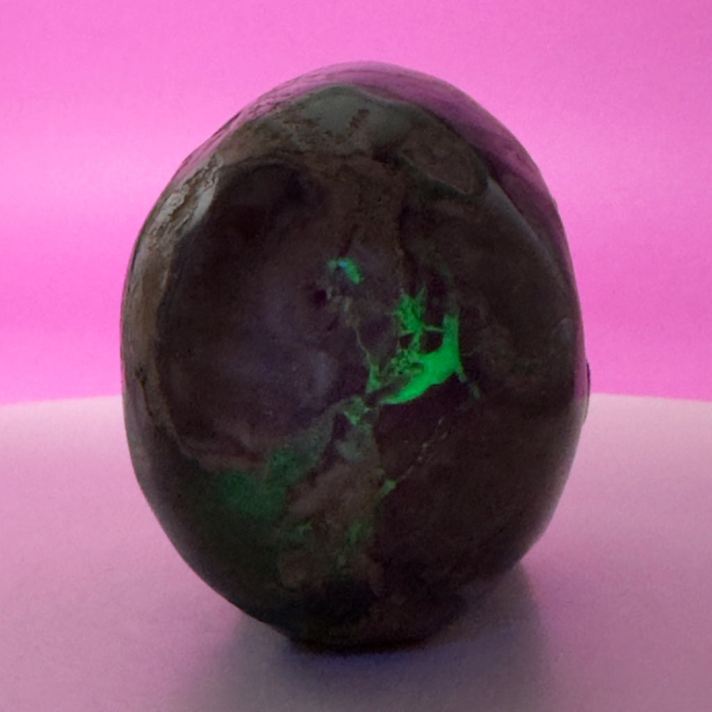 Volcanic Agate Skull – UV Reactive Green Glow – 501g