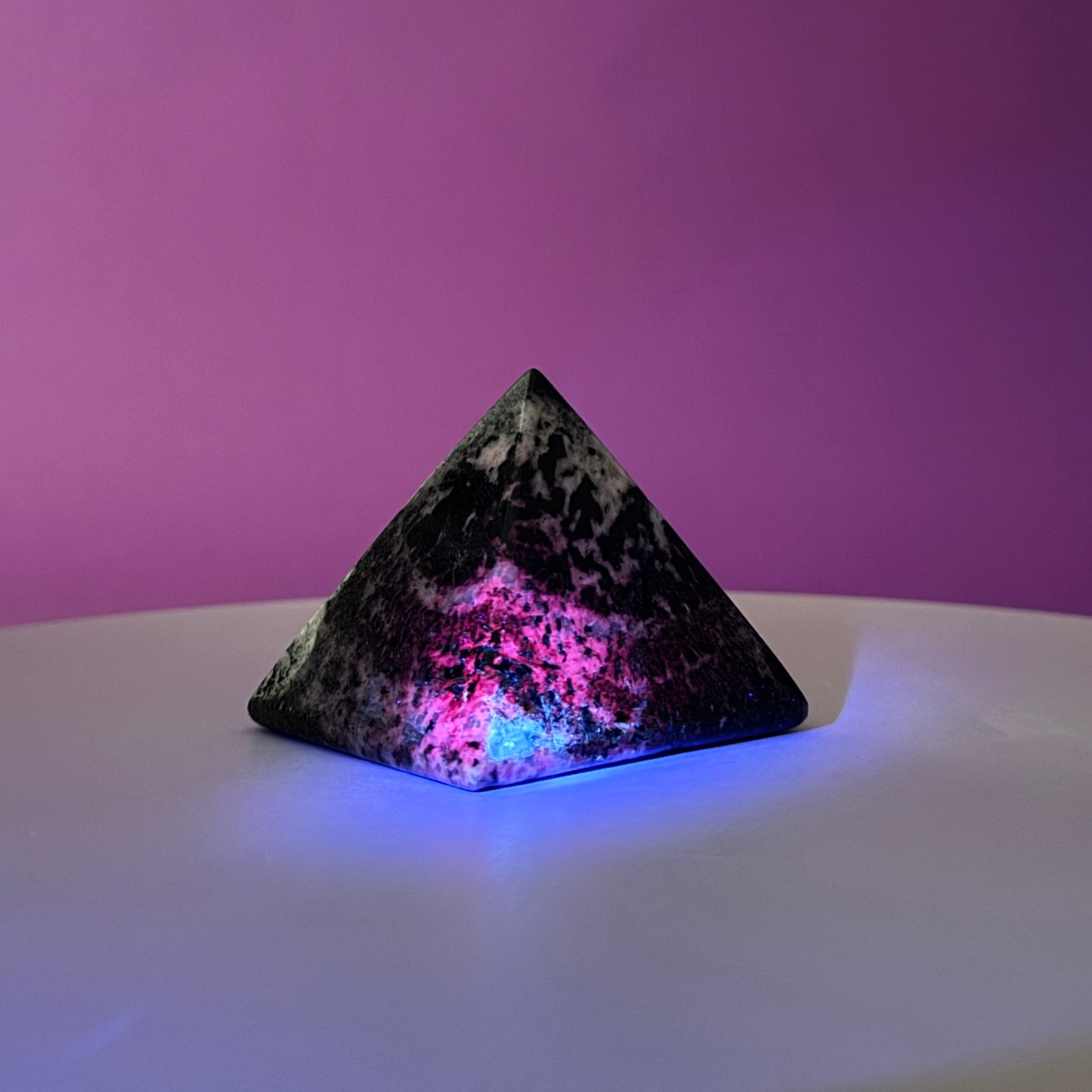 Orbiculite Pyramid (Australia), UV Reactive