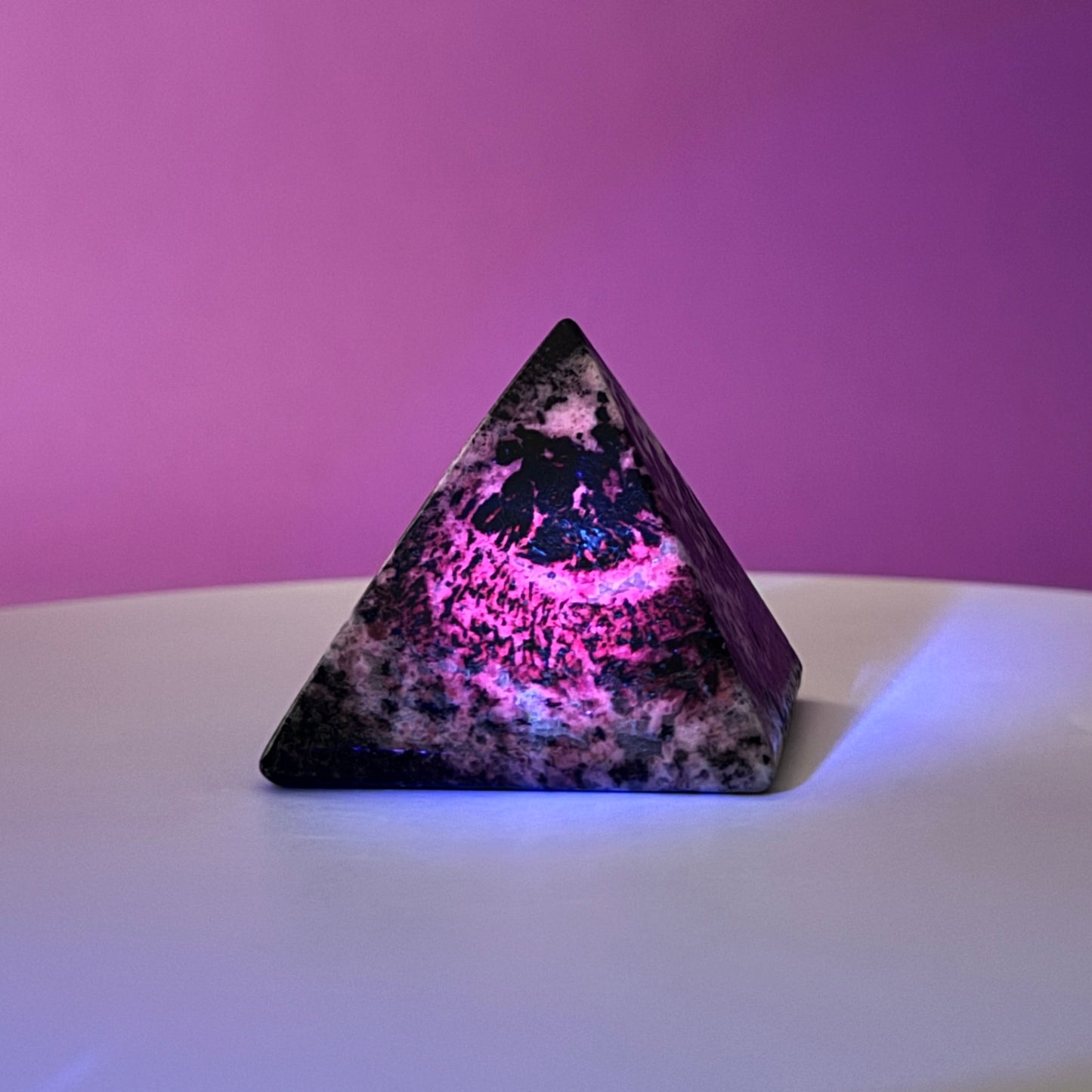Orbiculite Pyramid (Australia), UV Reactive