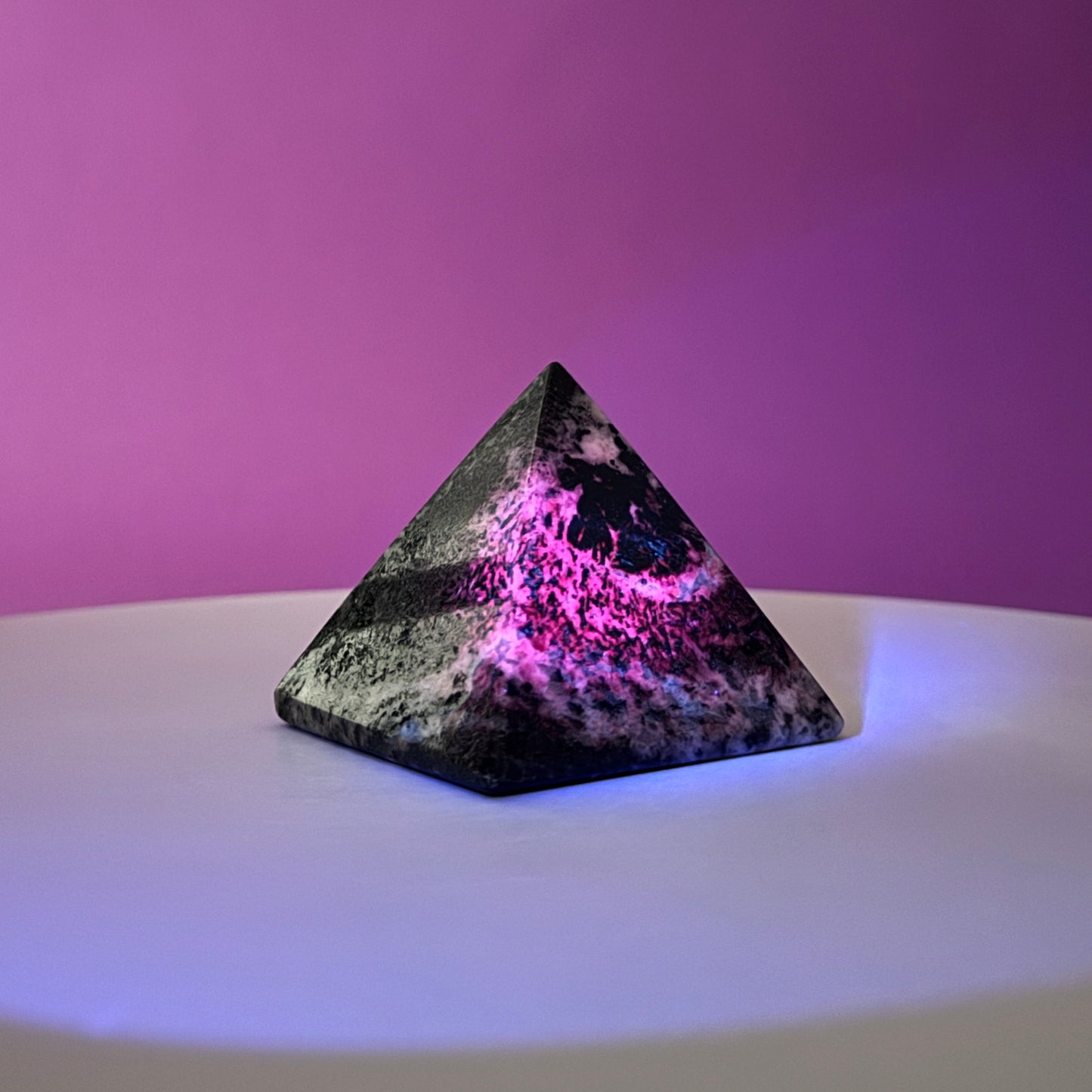 Orbiculite Pyramid (Australia), UV Reactive