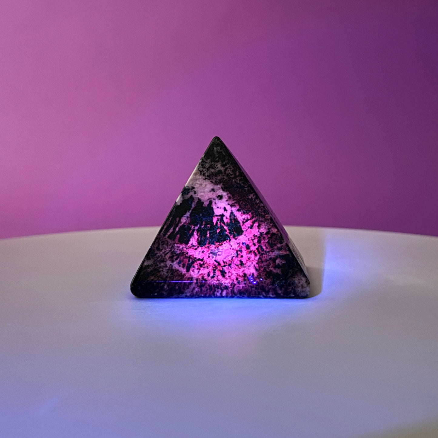 Orbiculite Pyramid (Australia), UV Reactive