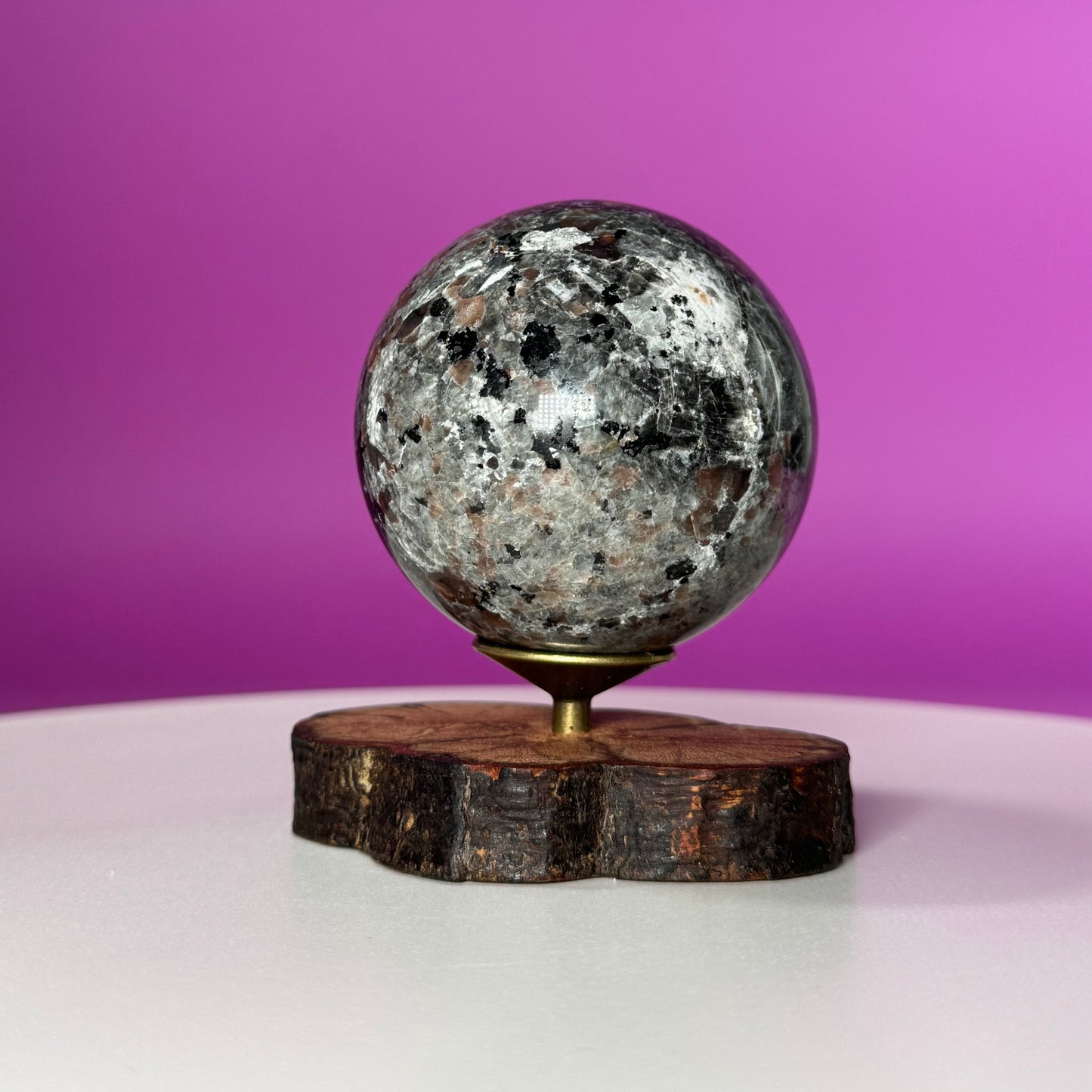 Yooperlite Sphere 414g with Decorative Stand – UV Reactive Crystal