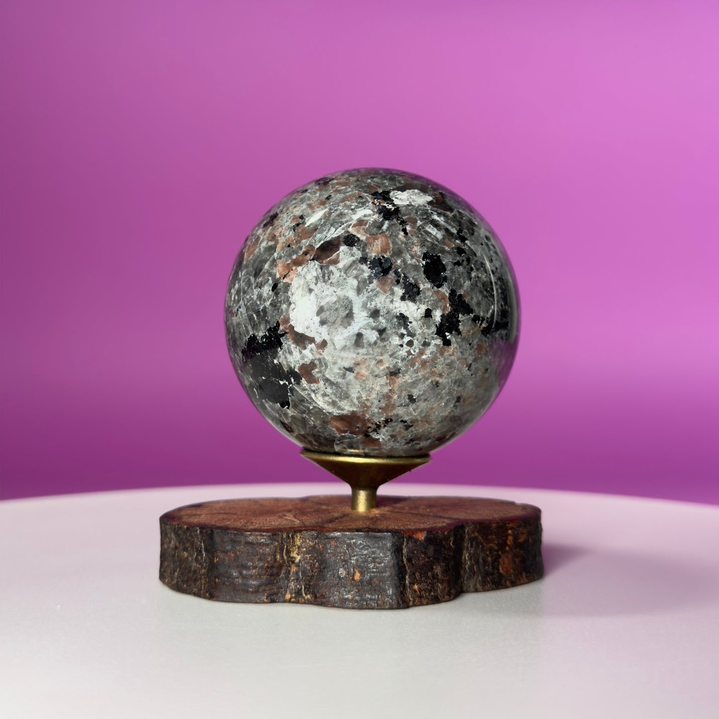 Yooperlite Sphere 414g with Decorative Stand – UV Reactive Crystal