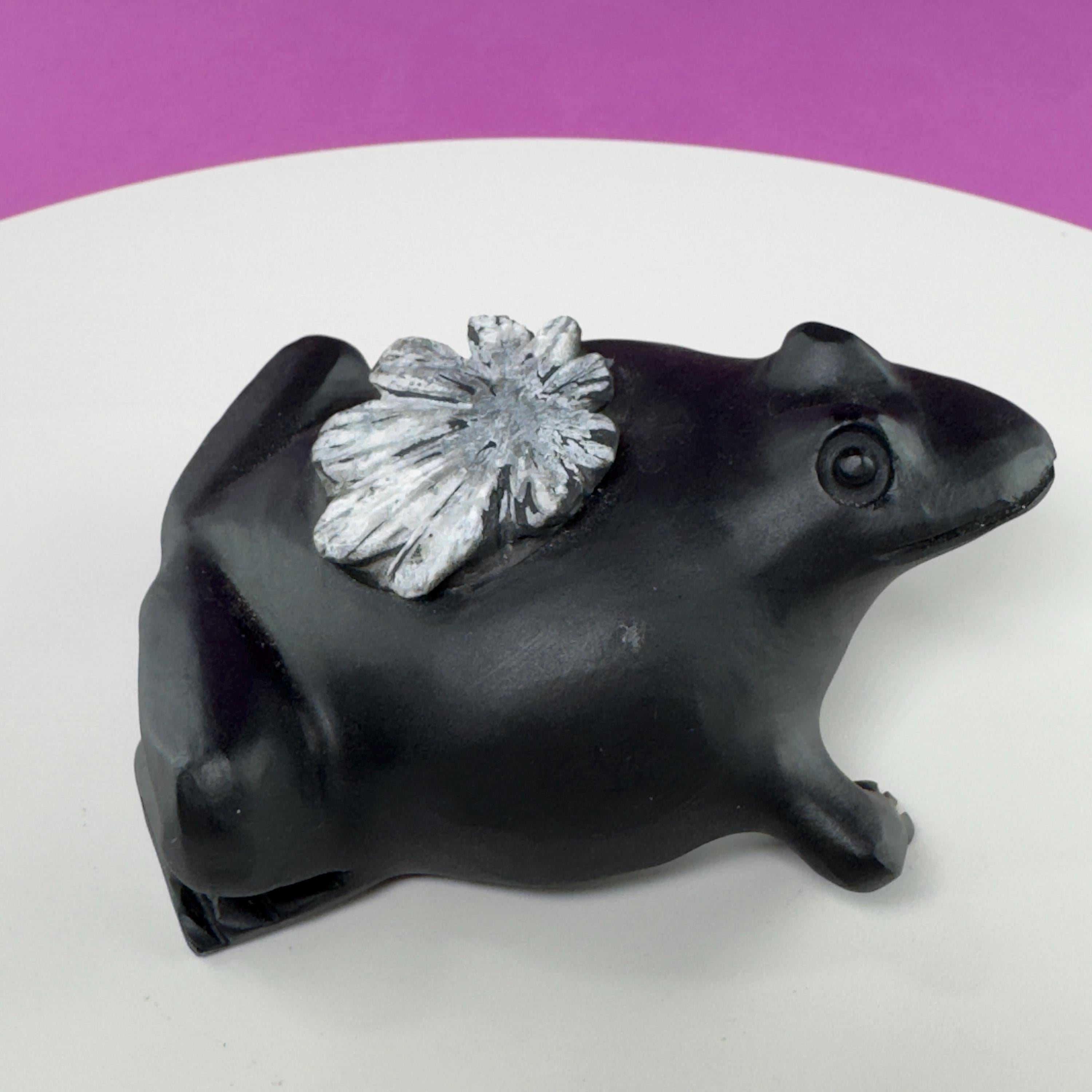Natural Chrysanthemum Stone Frog Carving Flower Stone Sculpture
