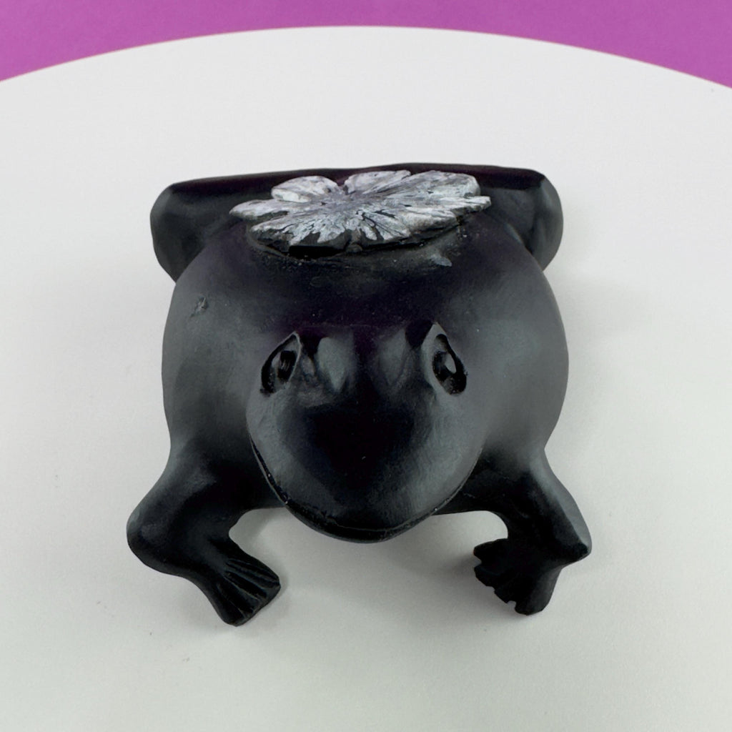 Natural Chrysanthemum Stone Frog Carving Flower Stone Sculpture