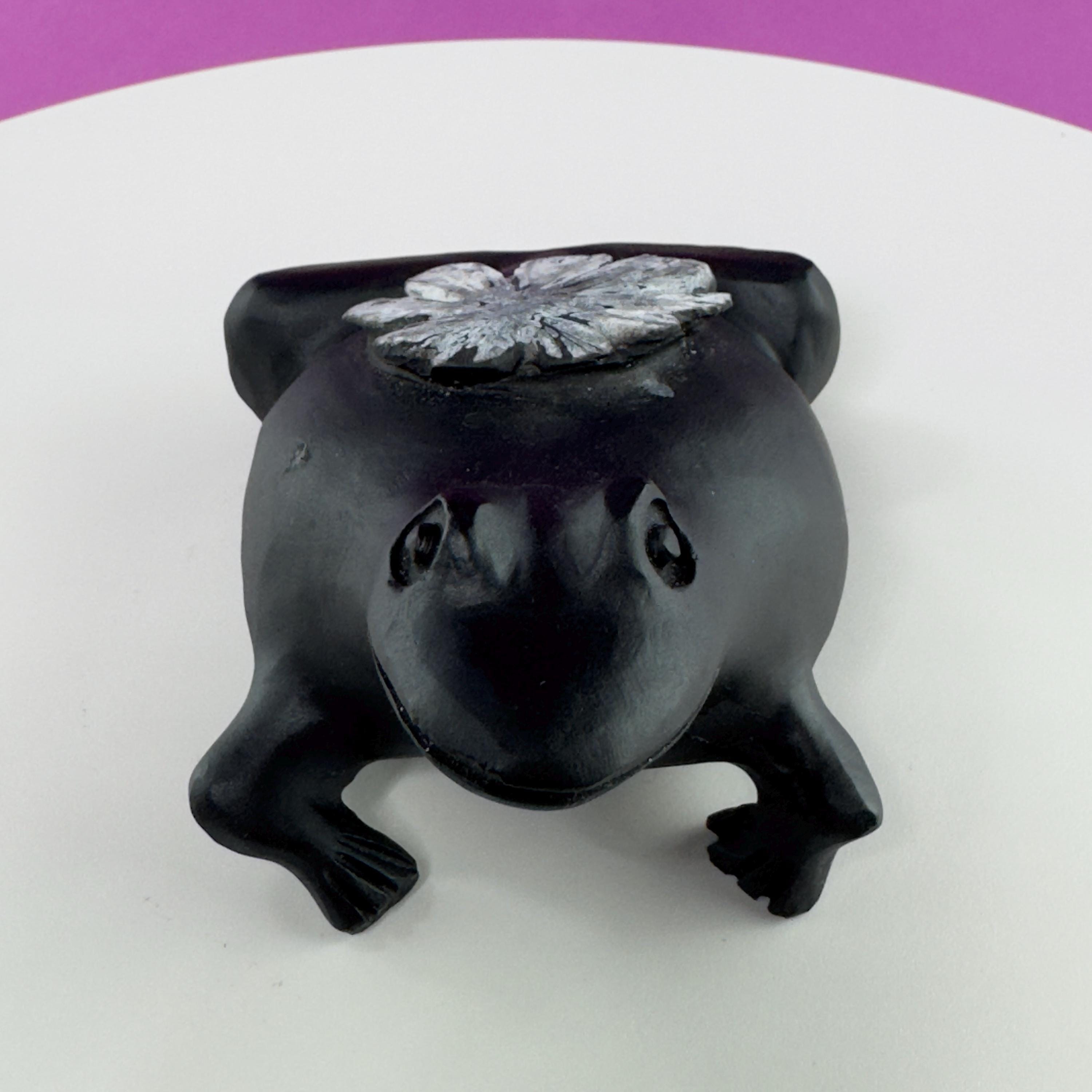 Natural Chrysanthemum Stone Frog Carving Flower Stone Sculpture