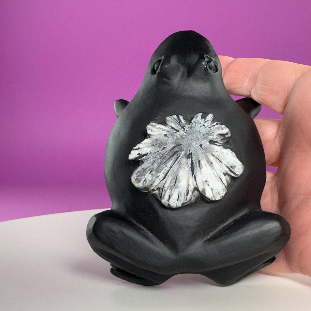 Natural Chrysanthemum Stone Frog Carving Flower Stone Sculpture