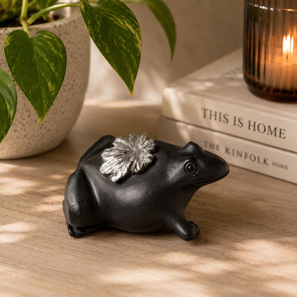 Natural Chrysanthemum Stone Frog Carving Flower Stone Sculpture