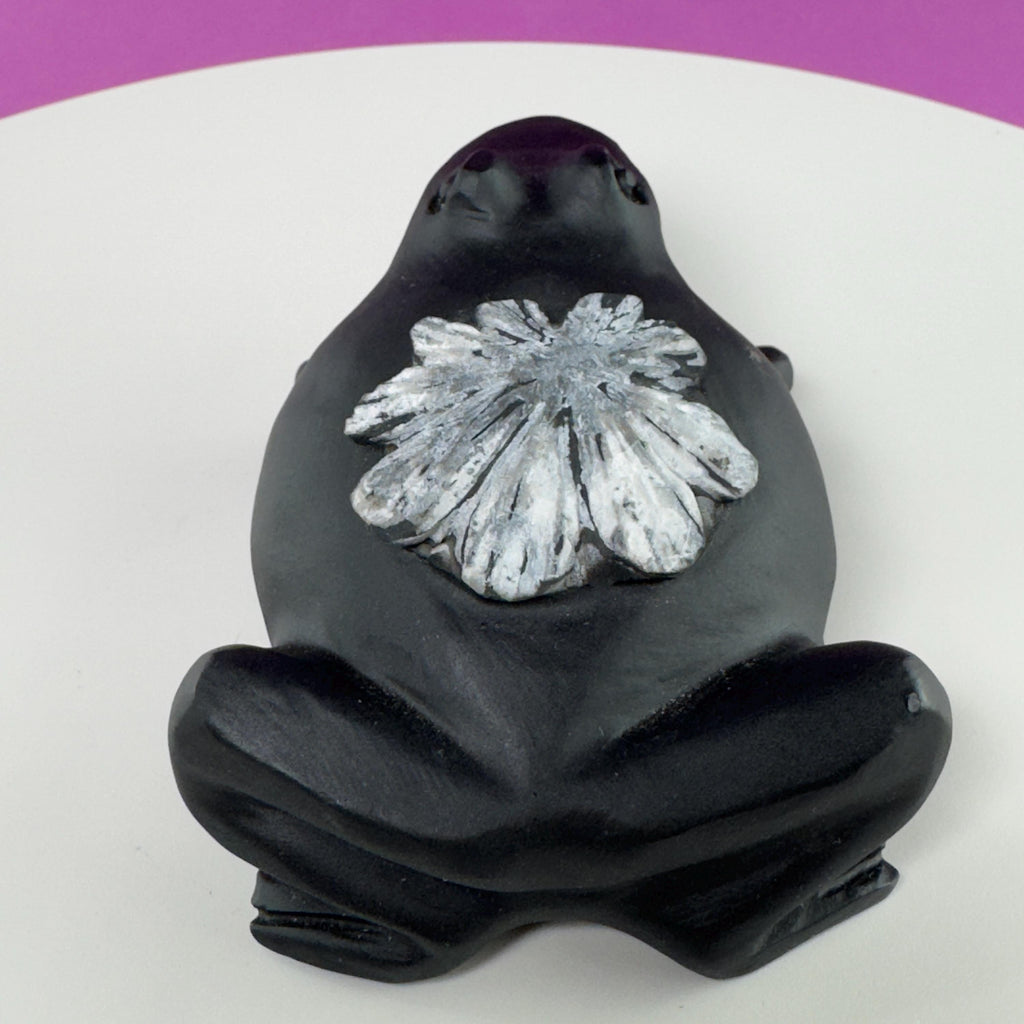Natural Chrysanthemum Stone Frog Carving Flower Stone Sculpture