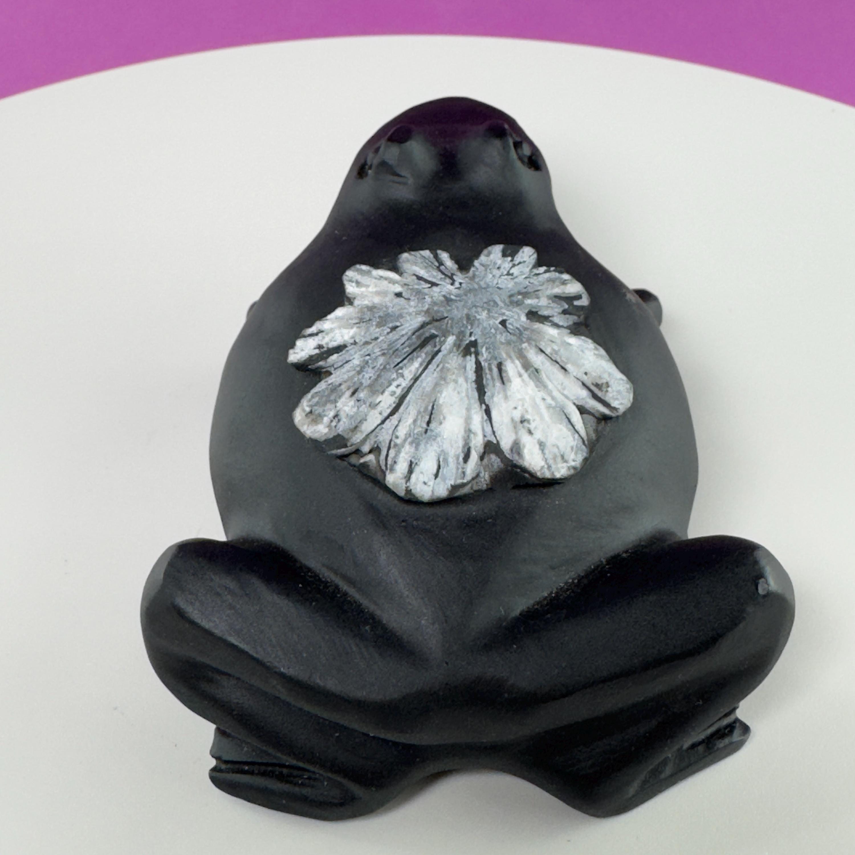Natural Chrysanthemum Stone Frog Carving Flower Stone Sculpture
