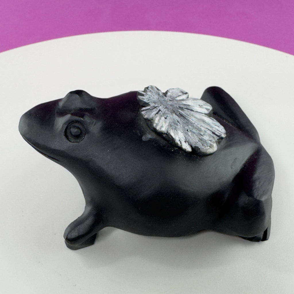 Natural Chrysanthemum Stone Frog Carving Flower Stone Sculpture